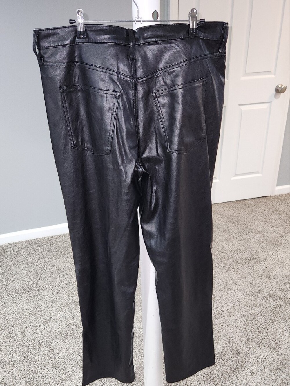 Womens Universal Thread Black Faux Leather Straight Jeans - Picture 2 of 3